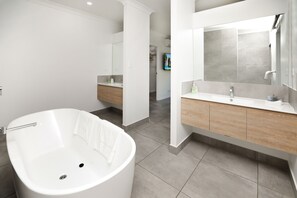 Bathtub, hair dryer, towels, soap - Heated pool for 2 seaside@Palm Cove (Cairns)