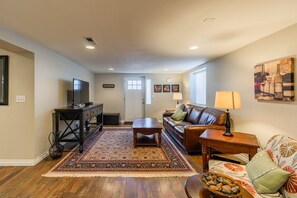 TV - Lower Level Historic Gold Coast "Q" house (Richland)