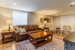 TV - Lower Level Historic Gold Coast "Q" house (Richland)