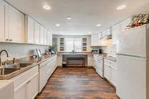 Fridge, microwave, oven, stovetop - Lower Level Historic Gold Coast "Q" house (Richland)
