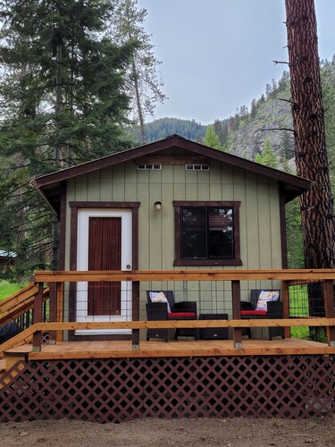 Cozy Riverside Retreat - Baree Bunkhouse