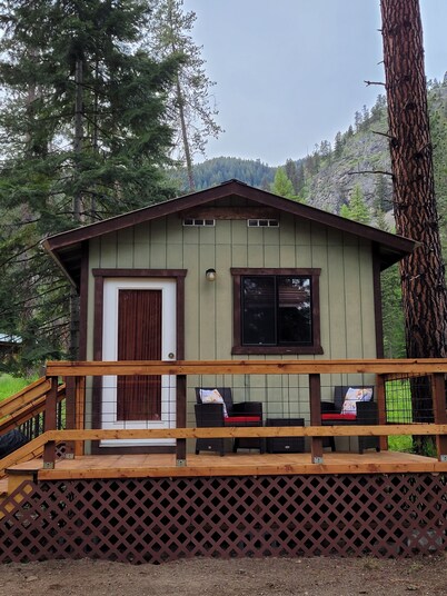 Cozy Riverside Retreat - Baree Bunkhouse