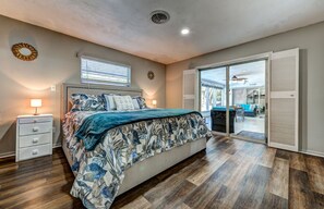 4 makuuhuonetta, työpöytä, silitysrauta/-lauta, vauvan matkasänky