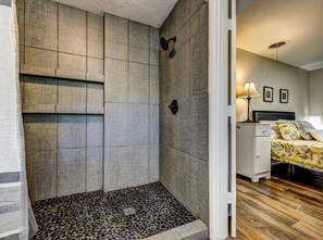 4 bedrooms, desk, iron/ironing board, travel crib