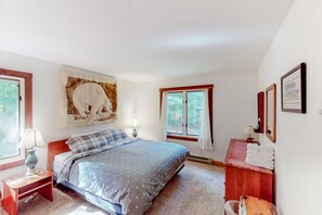 1 bedroom, iron/ironing board, WiFi, bed sheets - Inviting & secluded condo with a balcony - short hike to Mad River, near skiing (Warren)