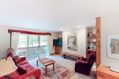 Inviting & secluded condo with a balcony - short hike to Mad River, near skiing