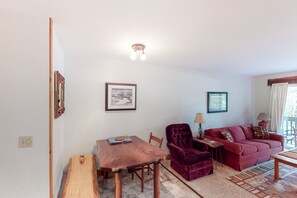 TV, stereo - Inviting & secluded condo with a balcony - short hike to Mad River, near skiing (Warren)