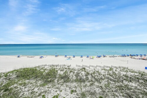 Dreamy Oceanfront Penthouse: Indulge in Luxury Spa, Panoramic Views & Beach Fun!
