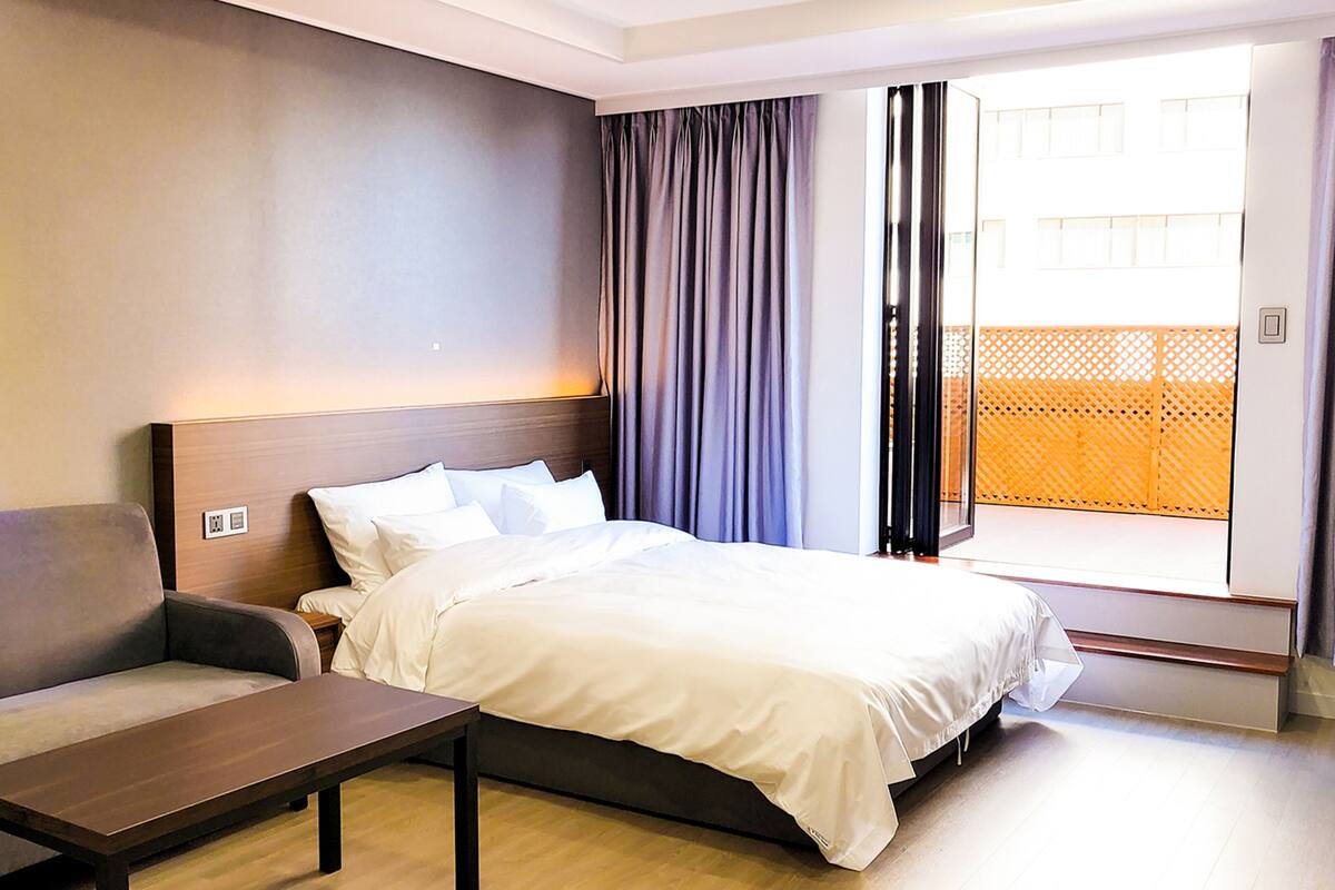 Suite, balcon | Literie de qualité, couette en duvet, coffre-fort, bureau