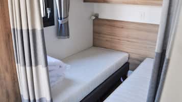 Nhà gỗ | 2 phòng ngủ, trang bị nội thất với thiết kế riêng biệt, bộ trải giường