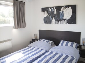 3 bedrooms, individually furnished, bed sheets - Chalet Near Zuiderzee With Garden (Biddinghuizen)