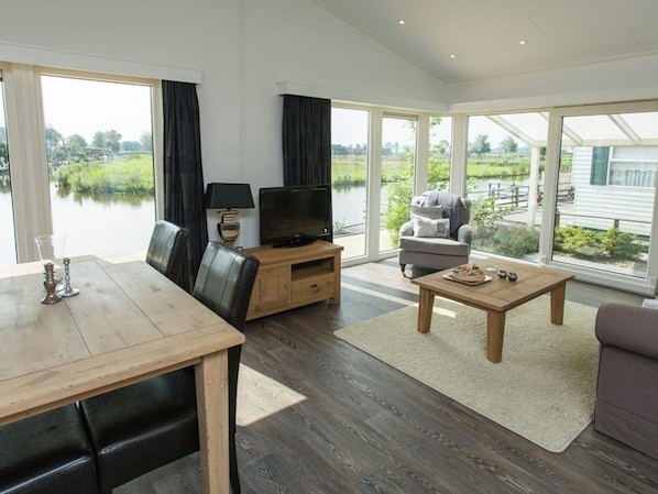 Chalet | Living room - Comfortable Chalet Located in the Polder, Near Alkmaar (West-Graftdijk)