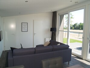 Chalet | Living area - Modern Chalet in the Polder 15km From Alkmaar (West-Graftdijk)