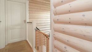 4 kamar tidur, tempat tidur bayi (biaya tambahan), dan seprai linen