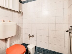Shower, towels - Sun Kissed Apartment in Volimes near Sea near Blue Caves (Zakynthos)