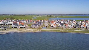 A coastal residential area with houses along the water's edge. - Holiday Home on the Markermeer Near Amsterdam (Uitdam)