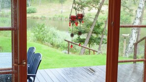 A wooden deck with a view of a pond and trees. - Wooden Holiday Home Near Brunssummerheide (Brunssum)