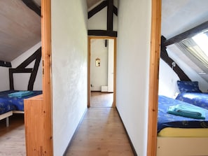 6 bedrooms, bed sheets - Cosy Holiday Home in Oussoy-en-gâtinais With Library (Oussoy-en-Gatinais)