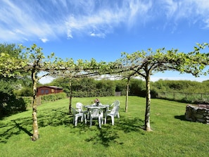 Balcony - Cosy Holiday Home in Oussoy-en-gâtinais With Library (Oussoy-en-Gatinais)