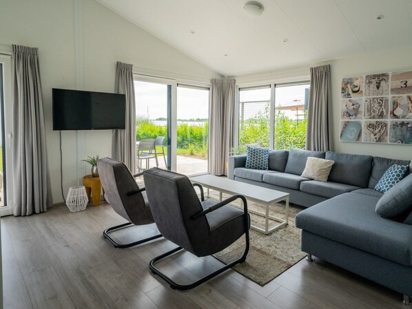 Chalet | Living area - Modern Chalet on the Water of the Markermeer (Bovenkarspel)