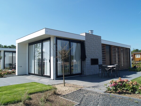 Chalet | Outdoor dining - Modern Chalet 1 km. of a National Park (IJhorst)