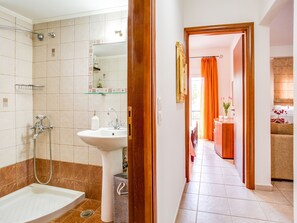 Shower, towels - Delightful Farmhouse in Aski With Garden (Minoa Pediada)