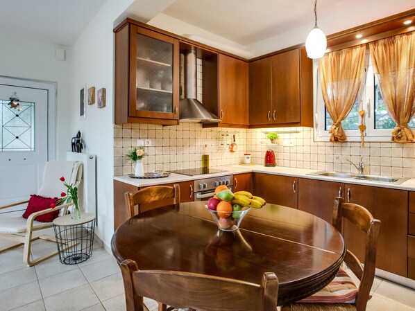 Fridge, oven, electric kettle - Delightful Farmhouse in Aski With Garden (Minoa Pediada)