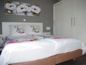 2 bedrooms, individually furnished, bed sheets - Comfortable Chalet With Dishwasher (IJhorst)