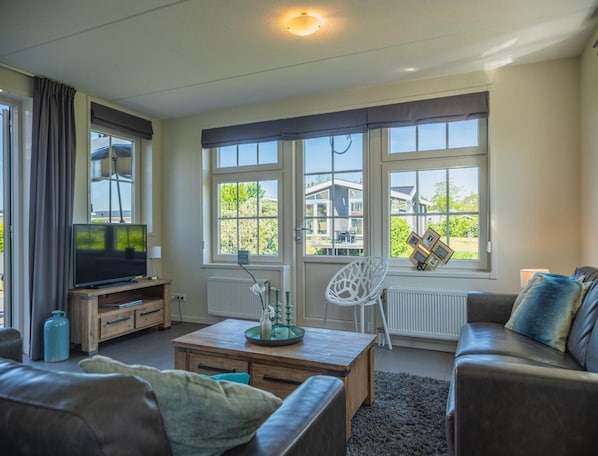 House | Living room - Holiday Home in Zaanse Style With Garden (West-Graftdijk)