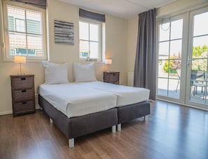 House | 3 bedrooms, bed sheets - Holiday Home in Zaanse Style With Garden (West-Graftdijk)