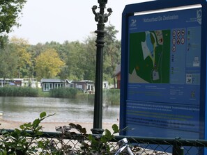 Discover the Natuurbad De Zeekoelen, a scenic recreational area with a body of water and walking trails.