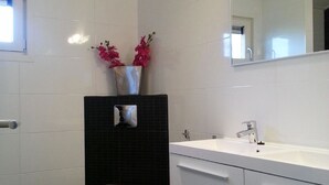 House | Bathroom - Tidy Furnished Chalet With a Dishwasher (Lochem)