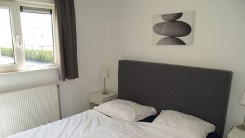 3 bedrooms, individually furnished, Internet, bed sheets