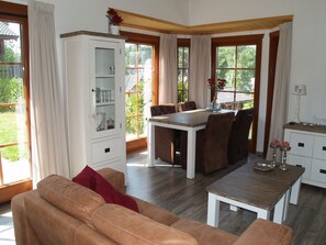Chalet | Living area - Wooden Chalet in a Holiday Park in the Achterhoek (Lochem)