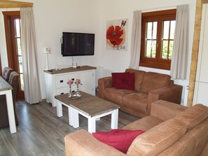Chalet | Living area - Wooden Chalet in a Holiday Park in the Achterhoek (Lochem)