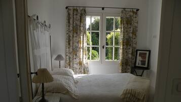 1 habitación, escritorio, tabla de planchar con plancha y wifi