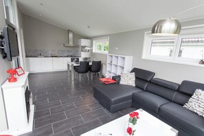 Living room - Family Getaway w/ Garden (West-Graftdijk)
