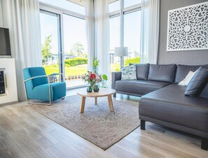 House | Living room - Drenthe Family Getaway w/ Garden (West-Graftdijk)