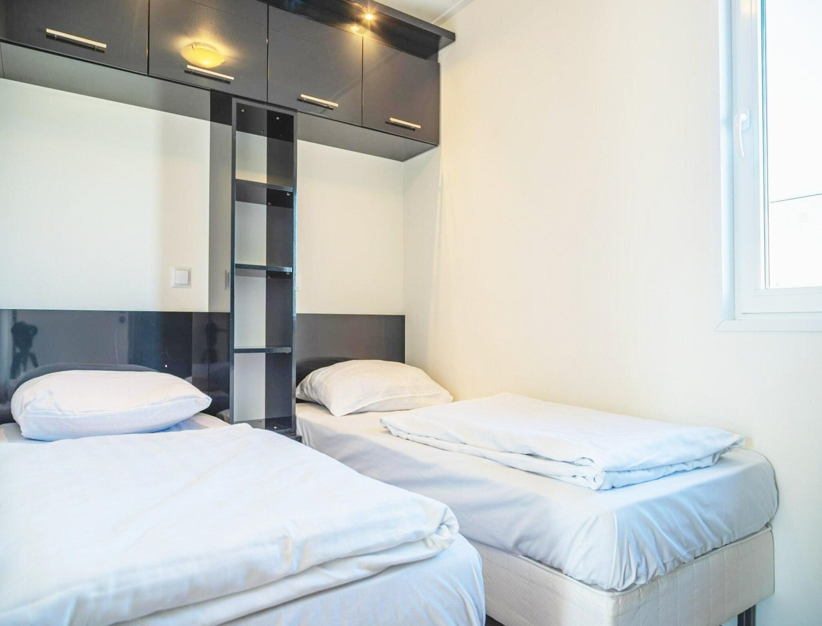 3 عدّة غرف نوم وطراز فريد لكل وحدة وملاءات أسرّة