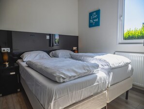 House | 3 bedrooms, individually furnished, bed sheets - Drenthe Family Getaway w/ Garden (West-Graftdijk)