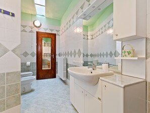 Combined shower/tub, towels - Peaceful Apartment in Frazione Sessant With Garden (Asti)