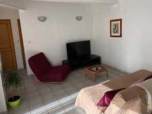 Living room - Lovely Holiday Home in Marseille With Balcony (Marseille)