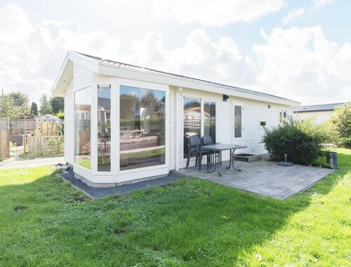 Chalet w/ Garden in Zaan Style