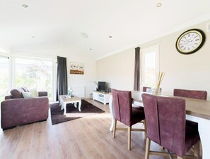 House | Dining - Chalet w/ Garden in Zaan Style (West-Graftdijk)