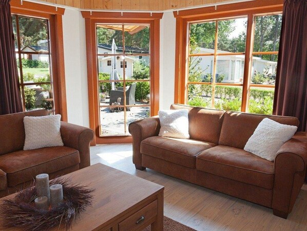 House | Living area - Wooden Chalet With Terrace and Microwave (Brunssum)