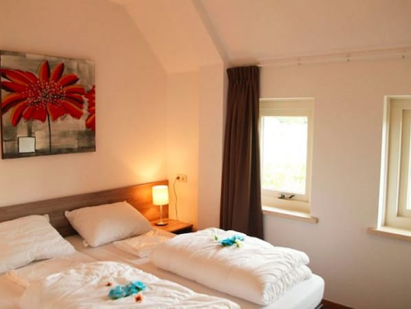 6 Schlafzimmer, Babybetten, individuell eingerichtet, Bettwäsche