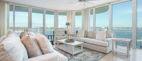 Älytelevisio, DVD-soitin, pöytätennispöytä, kirjoja