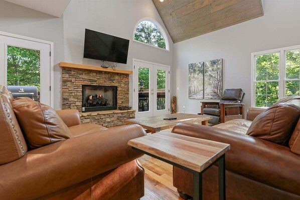 Téléviseur connecté, foyer, table de baby-foot