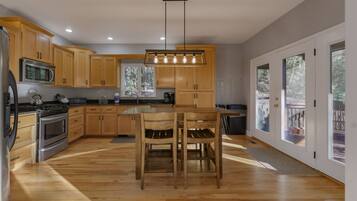 Kylskåp, mikrovågsugn, ugn och spishäll