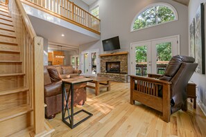 TV connectée, cheminée, livres, espaces bureaux